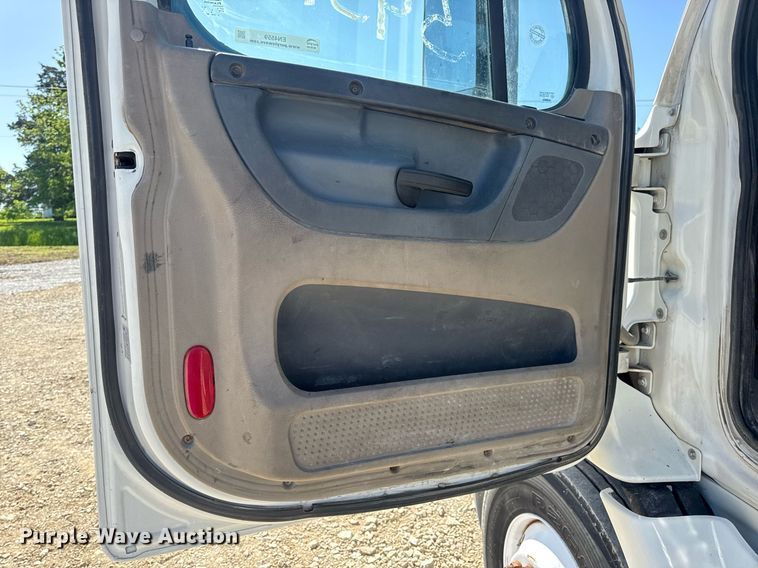 image for item EN4559 2016 Freightliner Cascadia Evolution semi truck