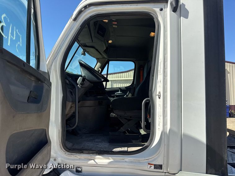 image for item EN4559 2016 Freightliner Cascadia Evolution semi truck