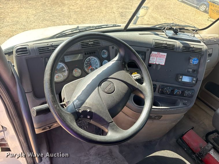 image for item EN4559 2016 Freightliner Cascadia Evolution semi truck