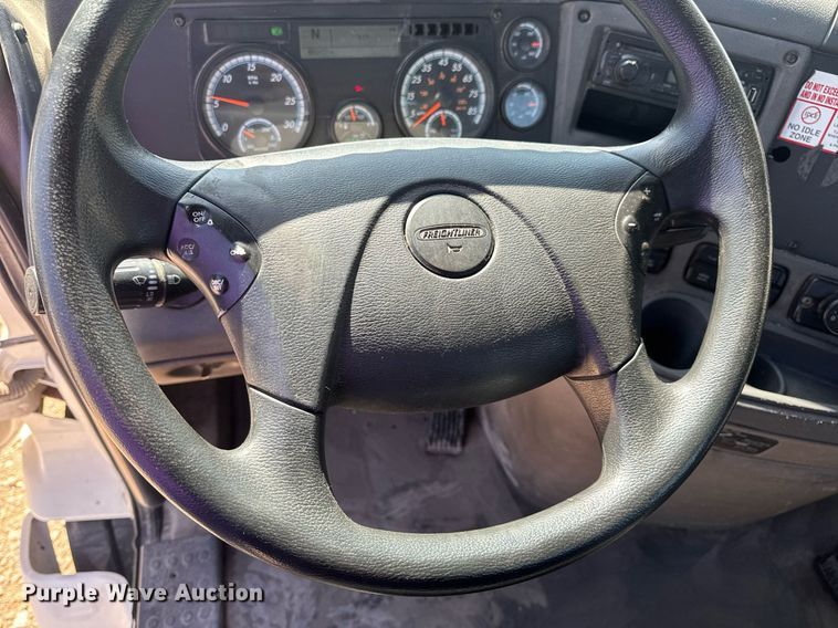 image for item EN4559 2016 Freightliner Cascadia Evolution semi truck