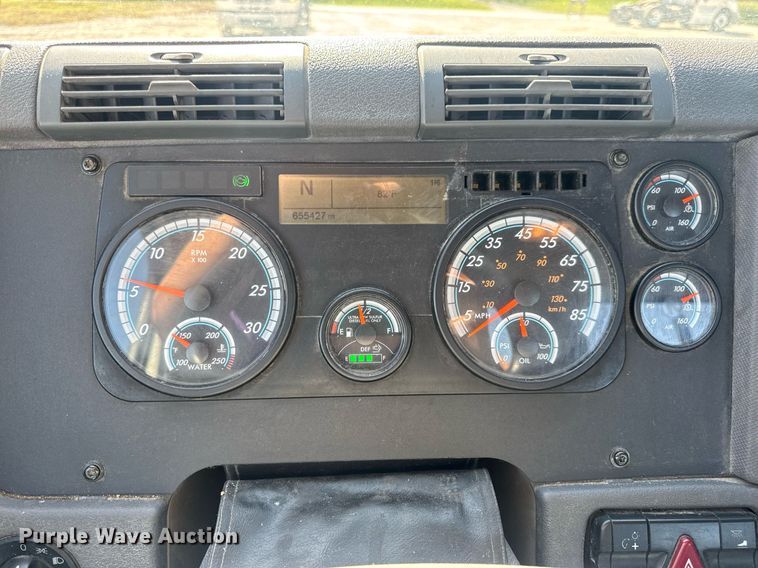 image for item EN4559 2016 Freightliner Cascadia Evolution semi truck