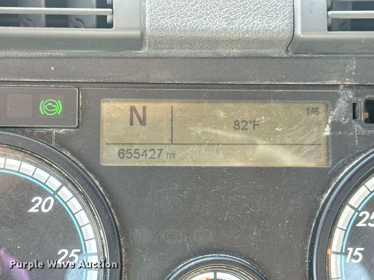 image for item EN4559 2016 Freightliner Cascadia Evolution semi truck