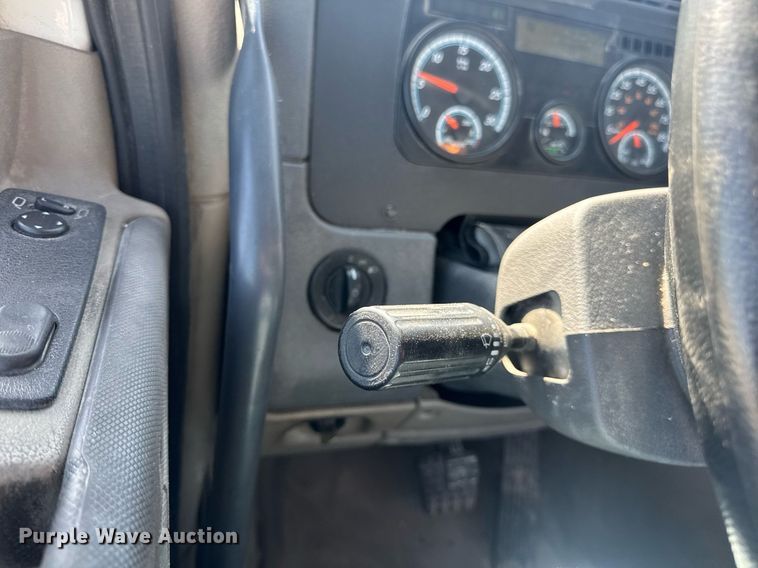 image for item EN4559 2016 Freightliner Cascadia Evolution semi truck