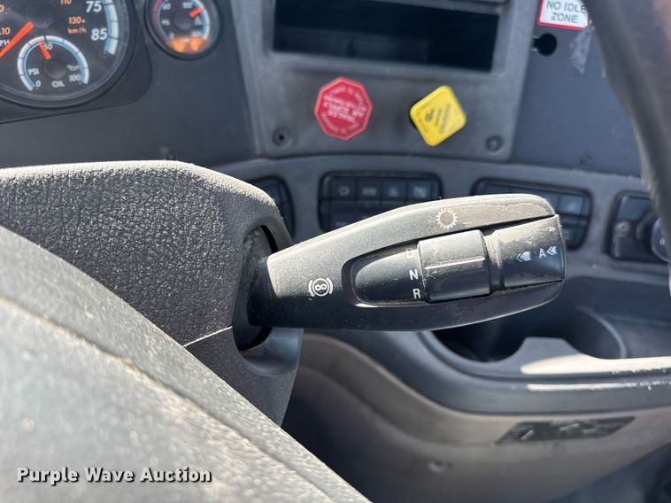 image for item EN4559 2016 Freightliner Cascadia Evolution semi truck