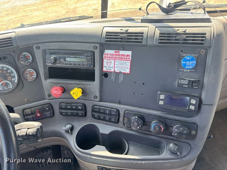 image for item EN4559 2016 Freightliner Cascadia Evolution semi truck