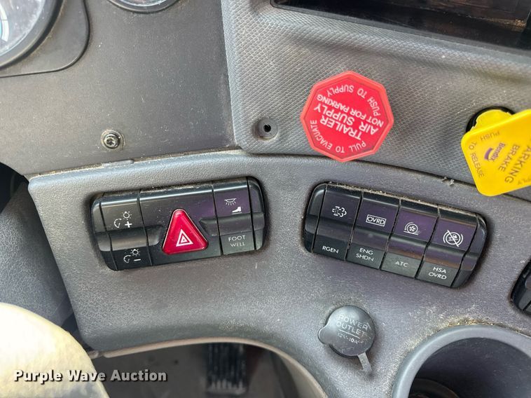 image for item EN4559 2016 Freightliner Cascadia Evolution semi truck