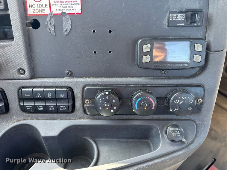 image for item EN4559 2016 Freightliner Cascadia Evolution semi truck