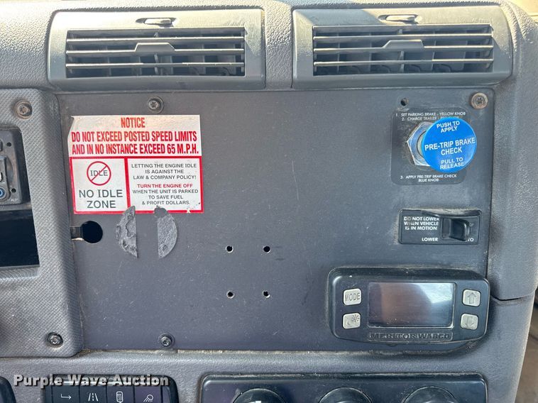 image for item EN4559 2016 Freightliner Cascadia Evolution semi truck