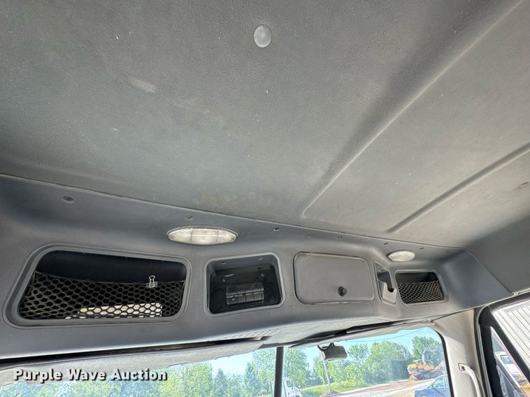 image for item EN4559 2016 Freightliner Cascadia Evolution semi truck