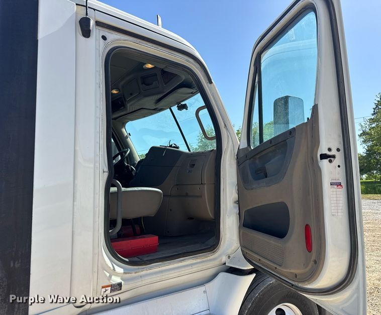 image for item EN4559 2016 Freightliner Cascadia Evolution semi truck