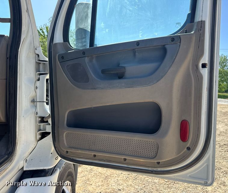 image for item EN4559 2016 Freightliner Cascadia Evolution semi truck