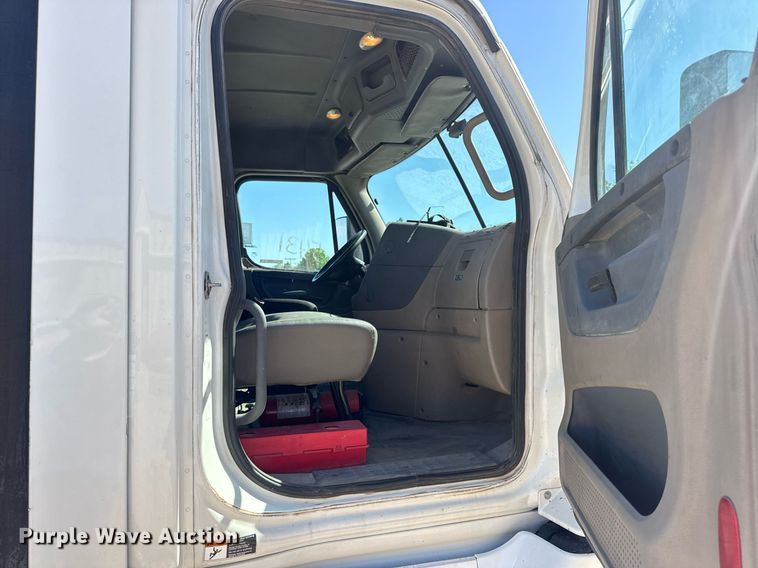 image for item EN4559 2016 Freightliner Cascadia Evolution semi truck