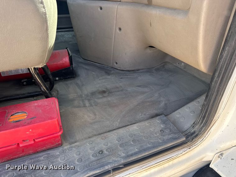 image for item EN4559 2016 Freightliner Cascadia Evolution semi truck