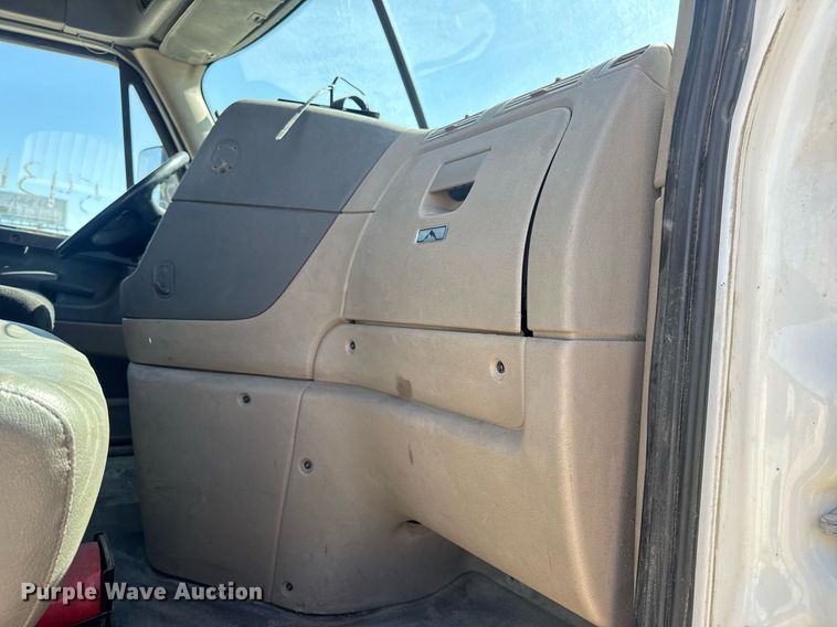 image for item EN4559 2016 Freightliner Cascadia Evolution semi truck