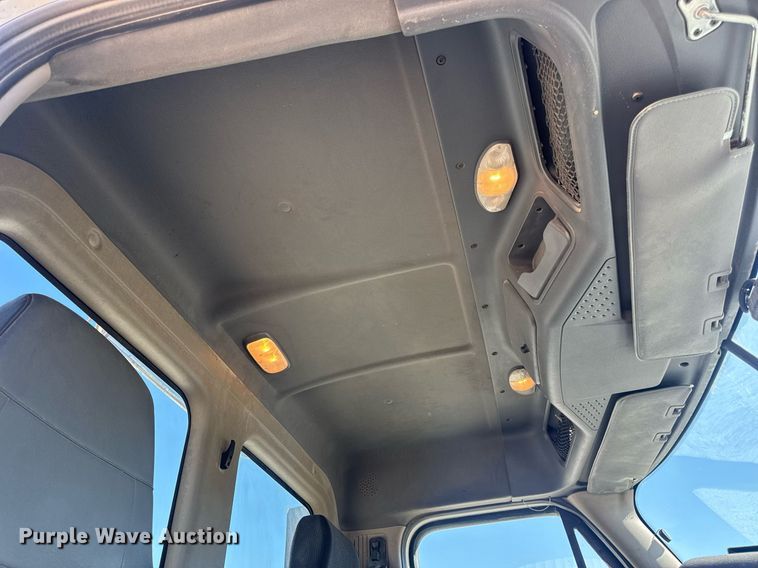 image for item EN4559 2016 Freightliner Cascadia Evolution semi truck