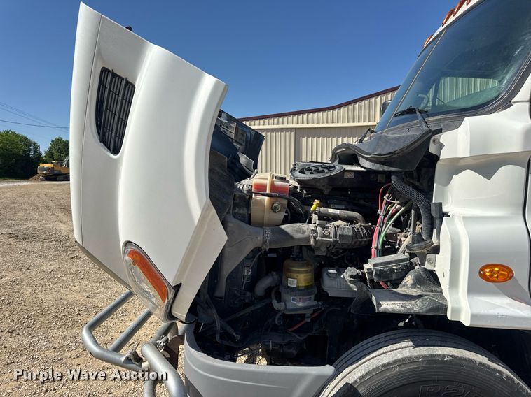 image for item EN4559 2016 Freightliner Cascadia Evolution semi truck