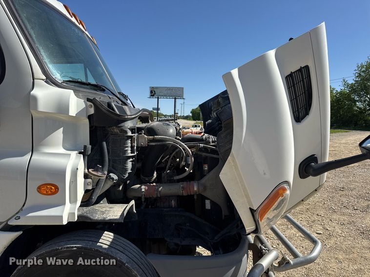 image for item EN4559 2016 Freightliner Cascadia Evolution semi truck