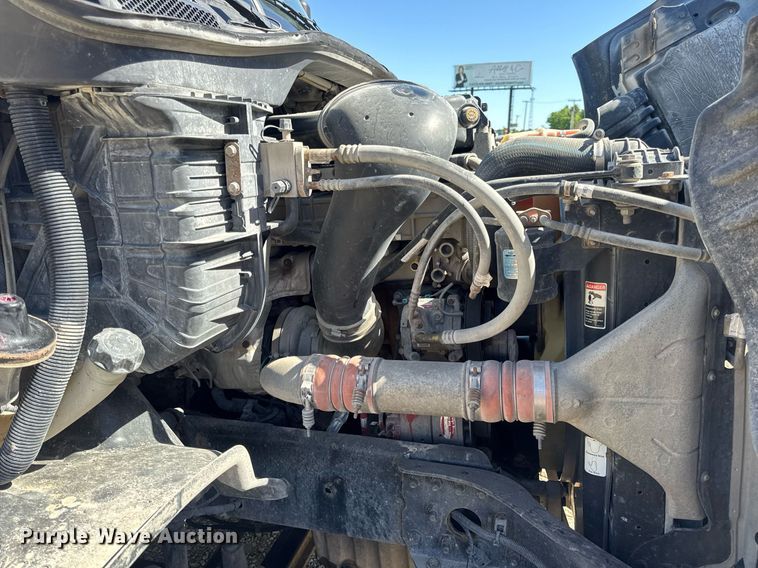 image for item EN4559 2016 Freightliner Cascadia Evolution semi truck