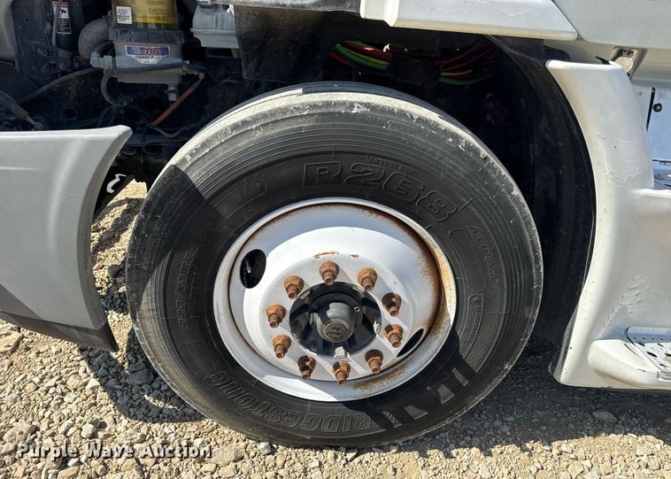 image for item EN4559 2016 Freightliner Cascadia Evolution semi truck