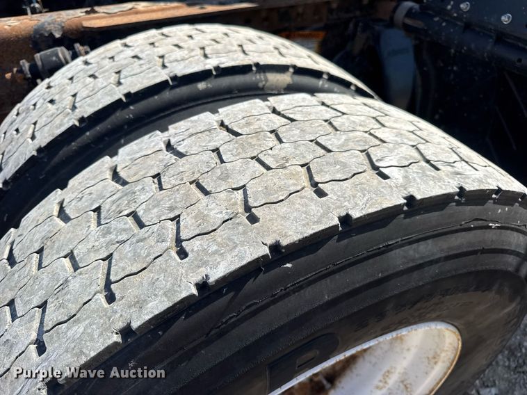 image for item EN4559 2016 Freightliner Cascadia Evolution semi truck