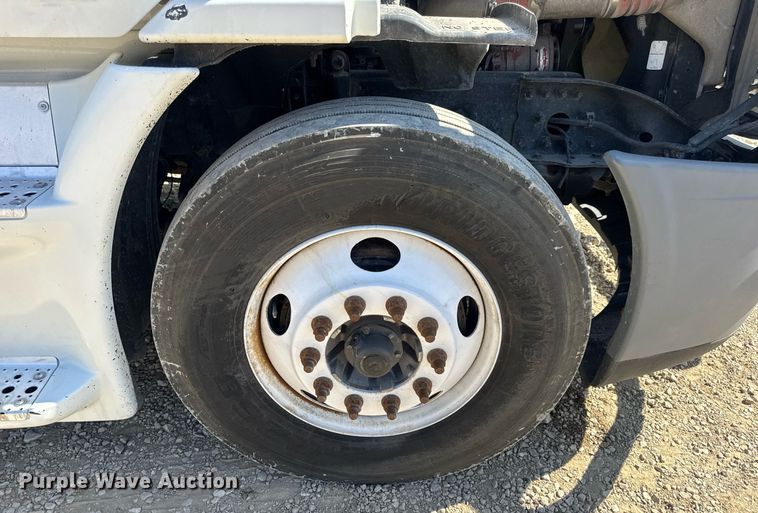 image for item EN4559 2016 Freightliner Cascadia Evolution semi truck