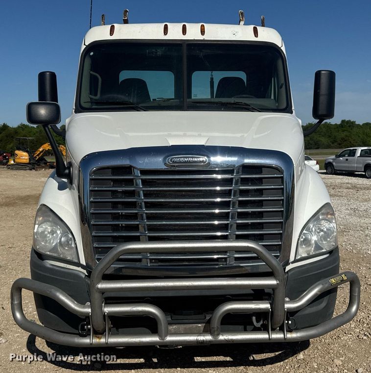 image for item EN4560 2016 Freightliner Cascades Evolution semi truck