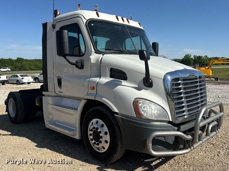 image for item EN4560 2016 Freightliner Cascades Evolution semi truck