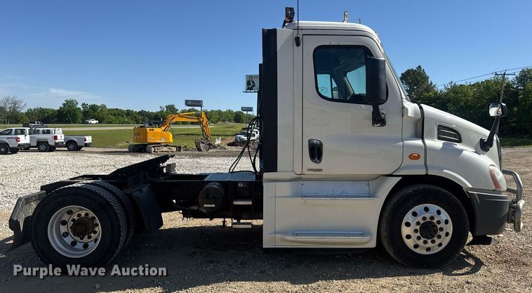 image for item EN4560 2016 Freightliner Cascades Evolution semi truck