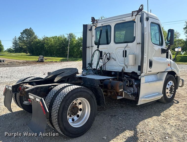 image for item EN4560 2016 Freightliner Cascades Evolution semi truck