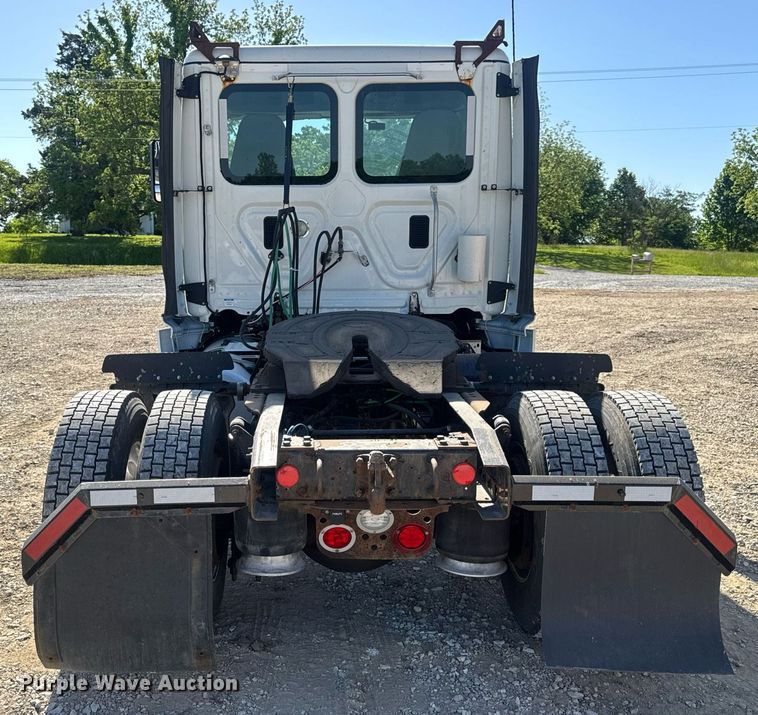 image for item EN4560 2016 Freightliner Cascades Evolution semi truck