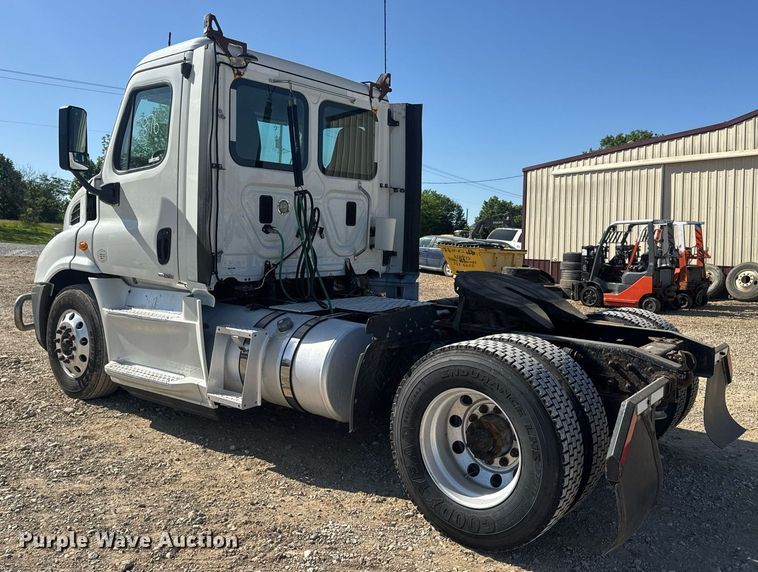 image for item EN4560 2016 Freightliner Cascades Evolution semi truck