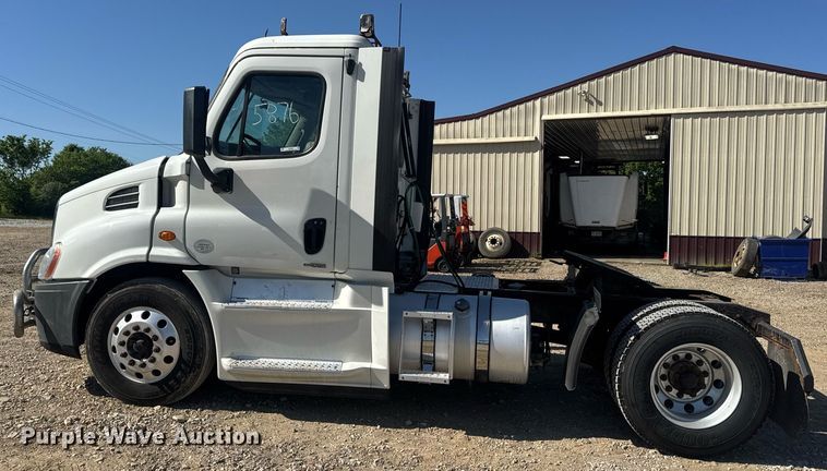 image for item EN4560 2016 Freightliner Cascades Evolution semi truck