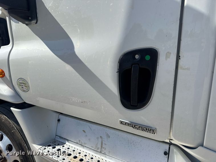 image for item EN4560 2016 Freightliner Cascades Evolution semi truck
