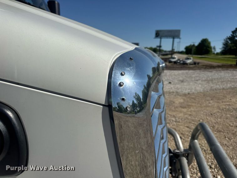 image for item EN4560 2016 Freightliner Cascades Evolution semi truck