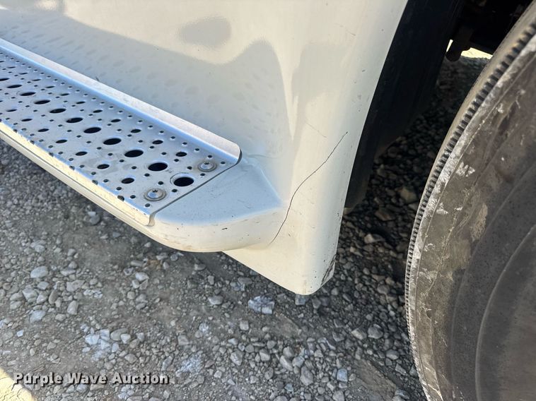 image for item EN4560 2016 Freightliner Cascades Evolution semi truck