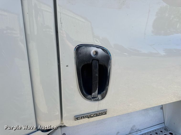 image for item EN4560 2016 Freightliner Cascades Evolution semi truck