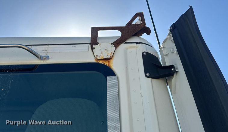 image for item EN4560 2016 Freightliner Cascades Evolution semi truck