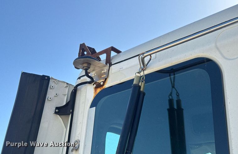 image for item EN4560 2016 Freightliner Cascades Evolution semi truck