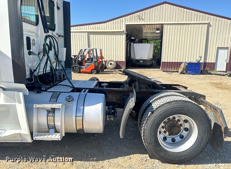 image for item EN4560 2016 Freightliner Cascades Evolution semi truck