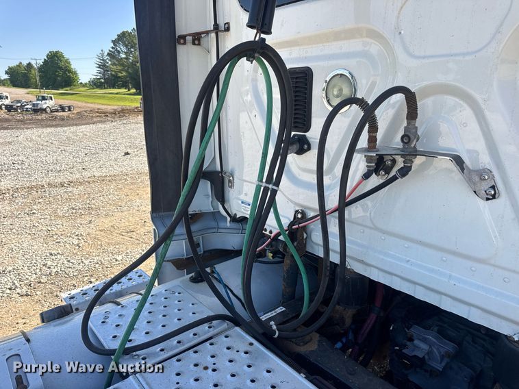 image for item EN4560 2016 Freightliner Cascades Evolution semi truck
