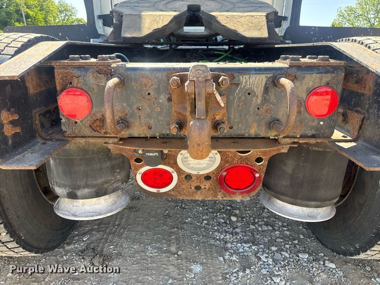 image for item EN4560 2016 Freightliner Cascades Evolution semi truck