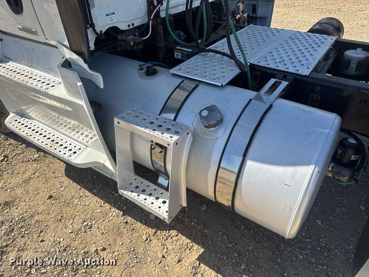 image for item EN4560 2016 Freightliner Cascades Evolution semi truck