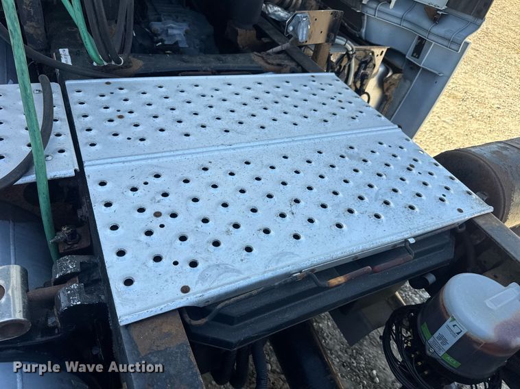 image for item EN4560 2016 Freightliner Cascades Evolution semi truck