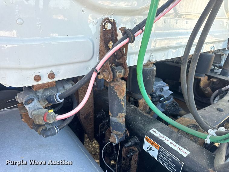 image for item EN4560 2016 Freightliner Cascades Evolution semi truck