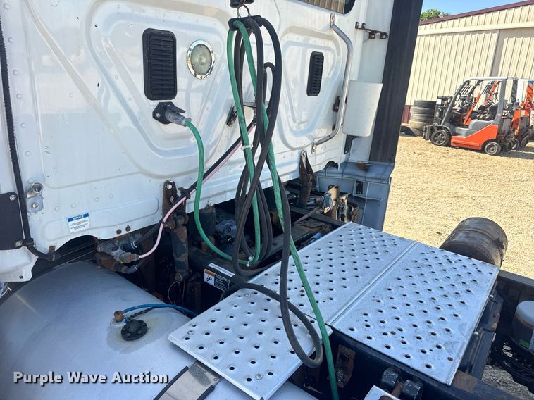 image for item EN4560 2016 Freightliner Cascades Evolution semi truck