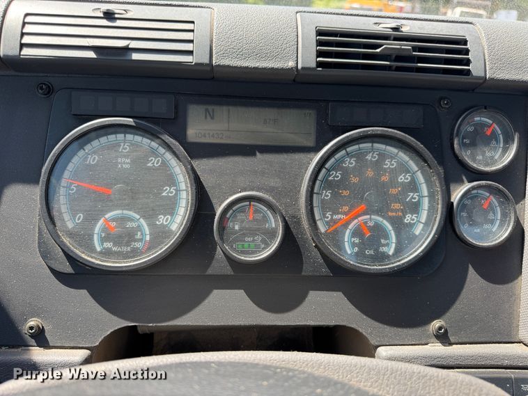 image for item EN4560 2016 Freightliner Cascades Evolution semi truck