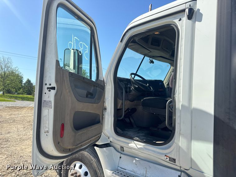 image for item EN4560 2016 Freightliner Cascades Evolution semi truck