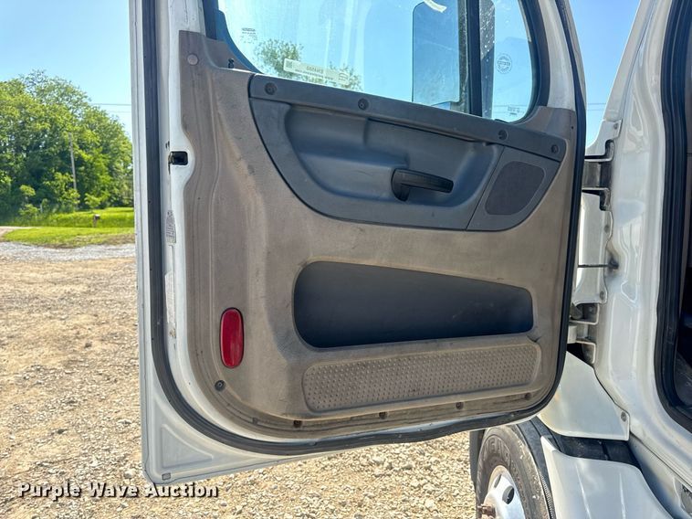 image for item EN4560 2016 Freightliner Cascades Evolution semi truck