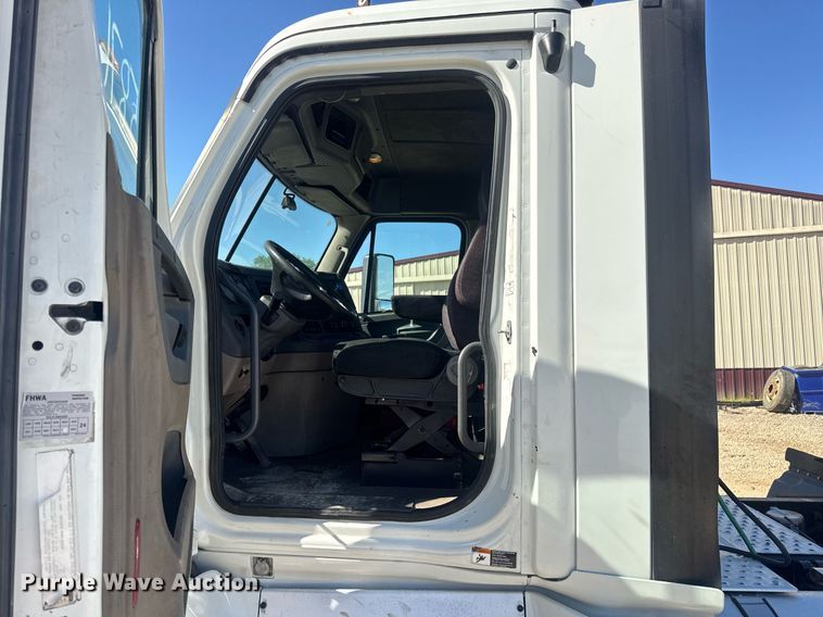 image for item EN4560 2016 Freightliner Cascades Evolution semi truck