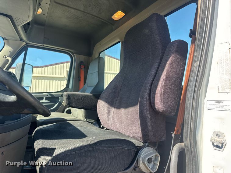 image for item EN4560 2016 Freightliner Cascades Evolution semi truck